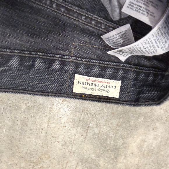 Levi's Women's Straight Jeans in Dark Charcoal - Picture 2 of 5